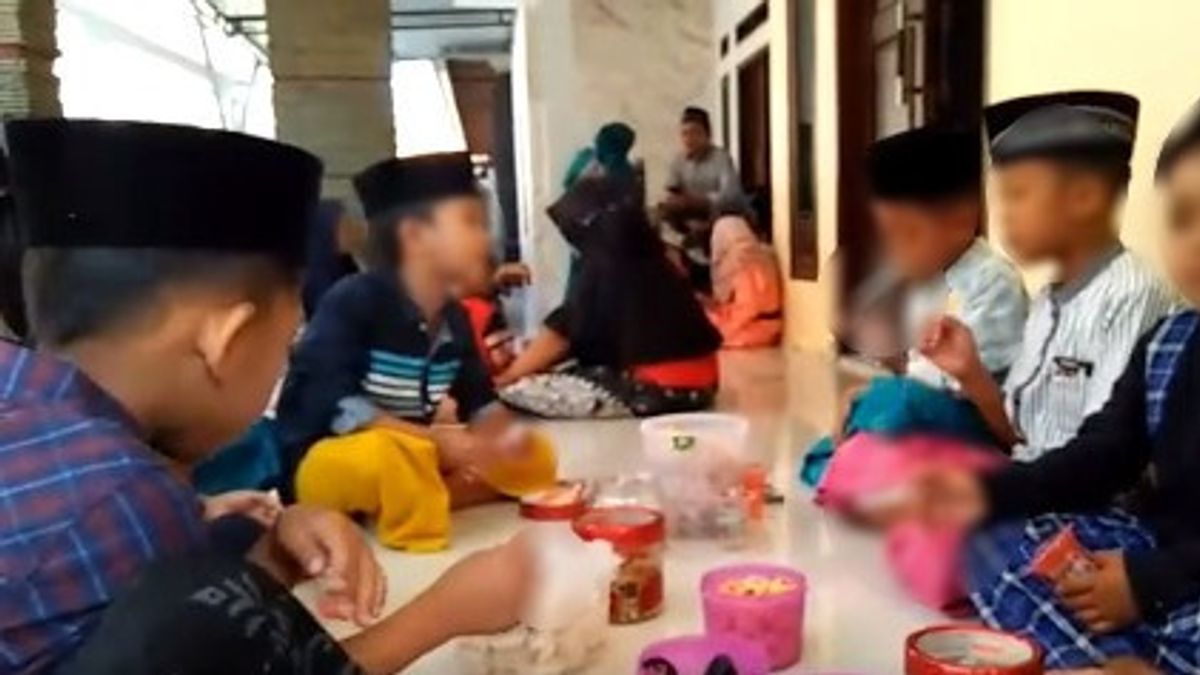 Aksi Anak-Anak di Bawah Umur Merokok saat Lebaran