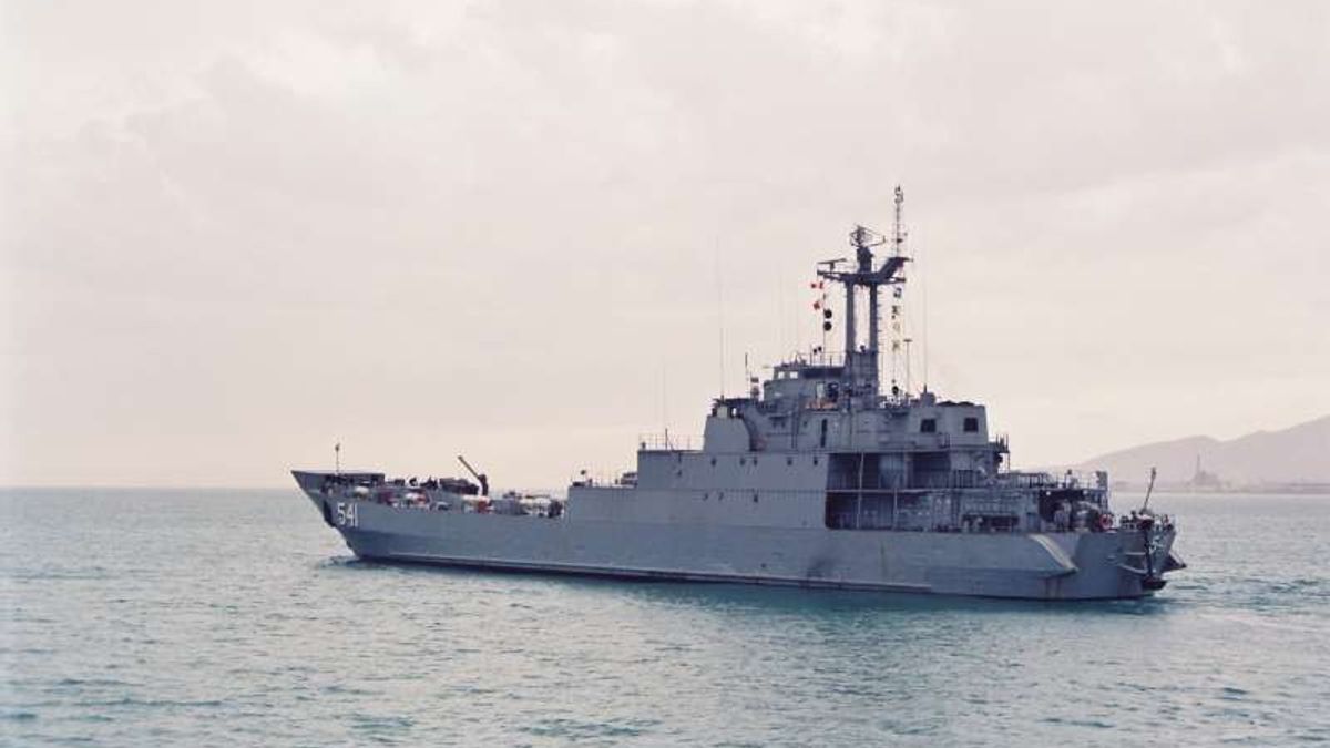 KRI Teluk 雅加达-541 卡拉姆在佩雷安康安岛， 55 船员祝贺