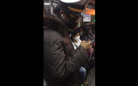 Tampang Pelaku Masturbasi Berjaket Hitam dan Topi Dinas yang Fotonya Disebar Transjakarta