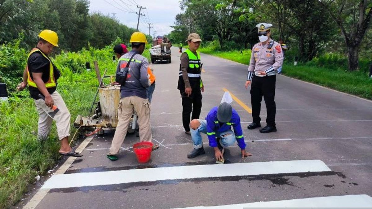 Biar Pengemudi <i>Melek</i>, Polisi Pasang Pita Kejut di Jalan Sabak-Jambi yang Rawan Kecelakaan