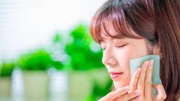 触摸抗疲劳的秘密,在撕裂化妆品之前使用油控制