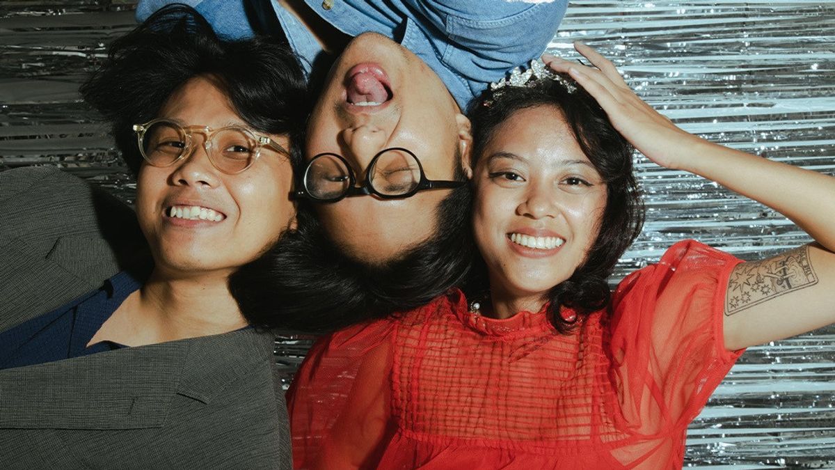 Last Dinosaurs dan Grrrl Gang Satukan Energi Garap Karya Kolaboratif, <i>Eleven (Alternate Version)</i>