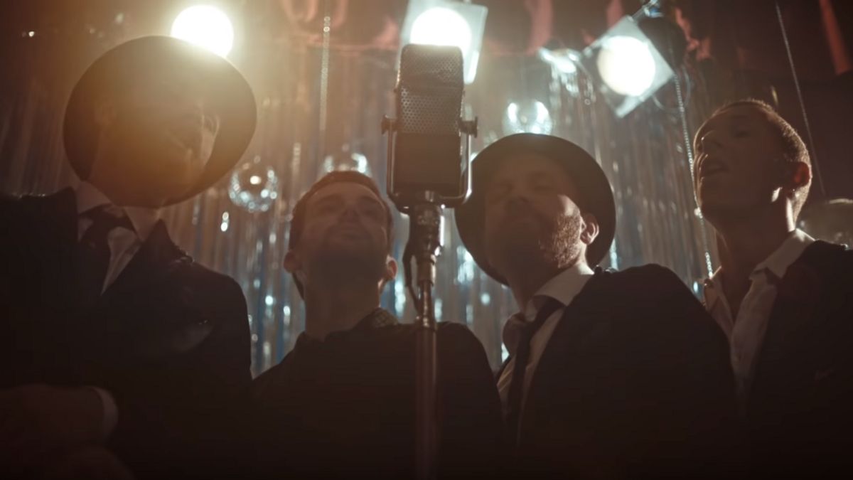 Video Klip terbaru Coldplay Tandai Debut Sutradara Dakota Johnson