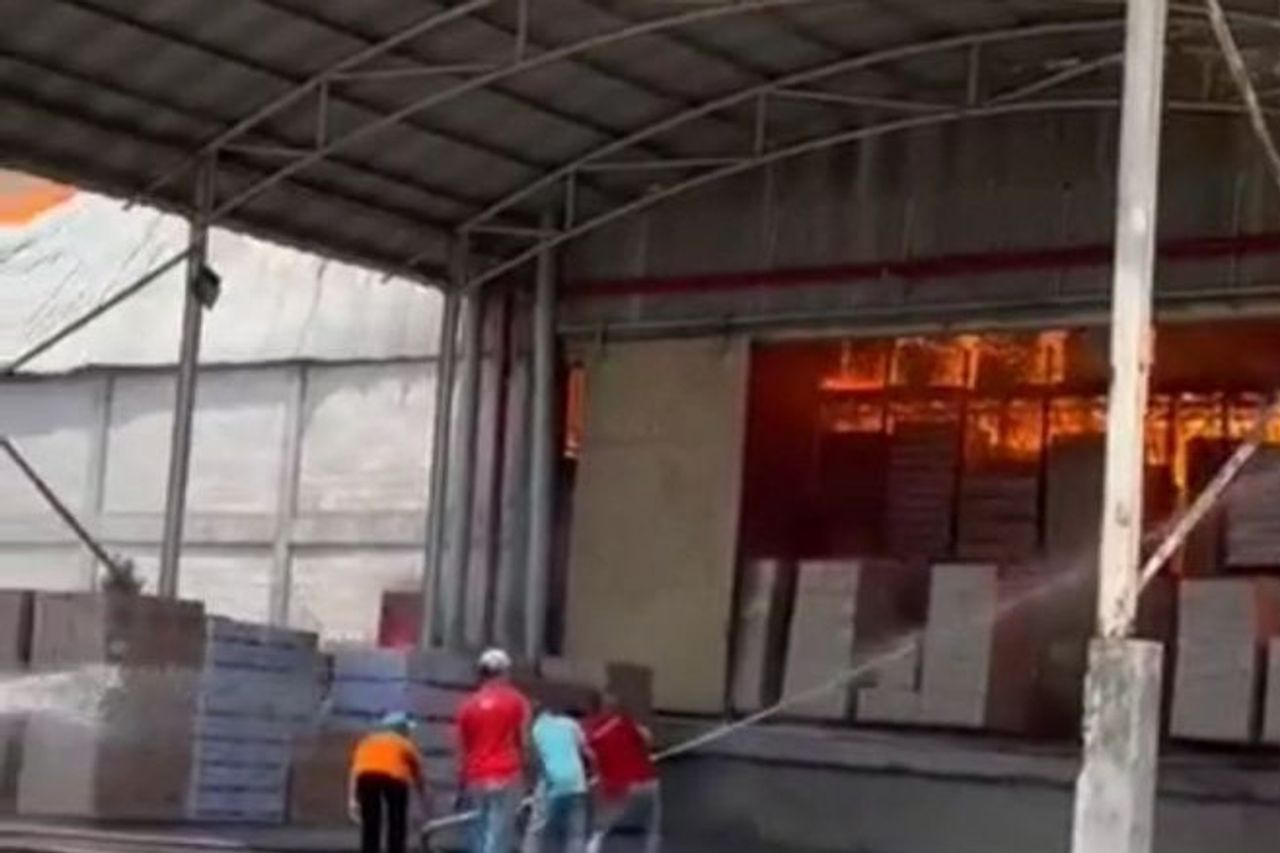 モジョケルト消防工場の火災で労働者が1人死亡