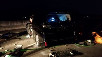 警方嫌疑人昏昏欲睡的司机造成车祸，杀死了肮脏的乐队成员