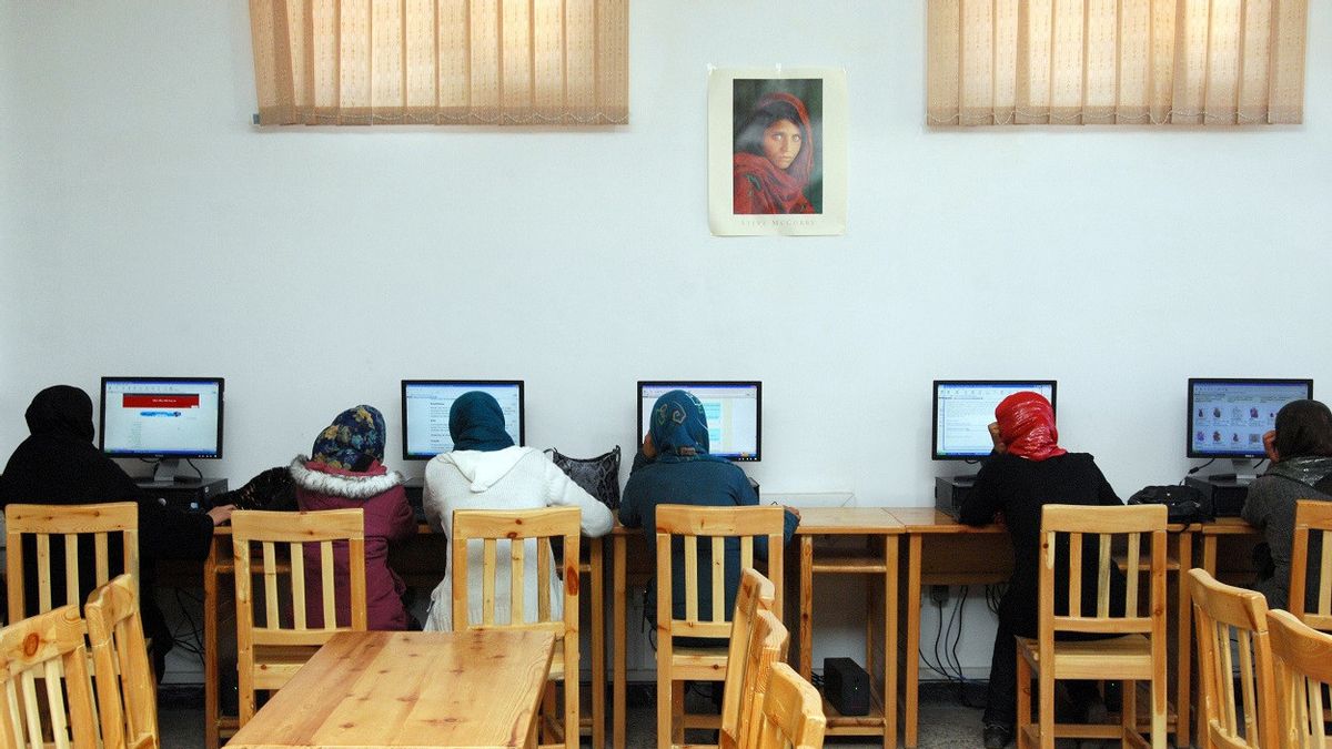 学校での恐怖、60人のアフガニスタン人女子生徒が中毒のために病院に急行