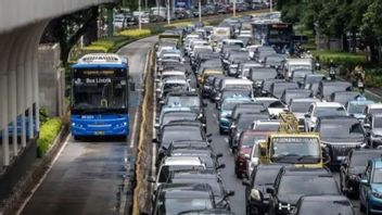 Transjakarta Alihkan Sejumlah Rute Layanan Akibat Genangan