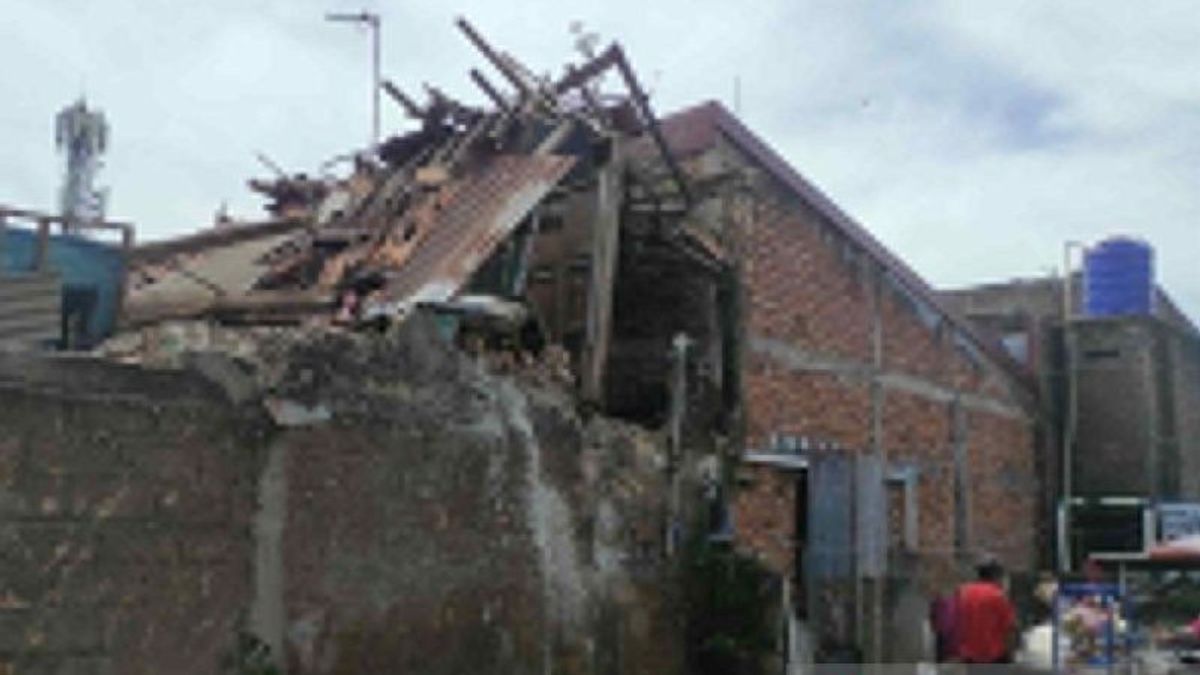 زلزال سيانجور بقوة 5.6 درجة ، ديسباربورا يسجل 142 مبنى مدرسيا في 3 مناطق متضررة