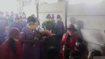 Kado Bunga untuk Istri Panglima TNI Hetty Andika Perkasa dari Murid Kartini Ancol di Pademangan Saat HUT