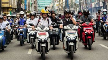 与Bobby Nasution一起骑摩托车 在棉兰，Ridwan Kamil支持政府提供电动摩托车激励措施