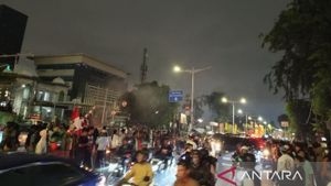Massa Kembali Berkumpul di Simpang Otista Jaktim, Bakar Ban hingga Petasan