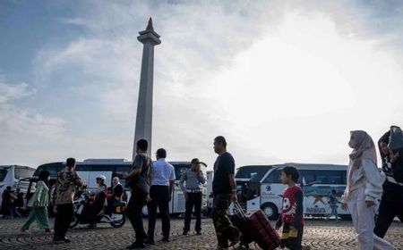 Ribuan Pengunjung Memadati Monas Saat Hari Kedua Lebaran