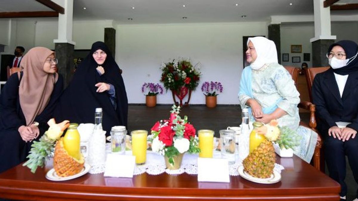 Iriana Jokowi Jamu, Iran's First Lady, At The Bogor Botanical Gardens, Invites To Drink Tea To Show Off Batik