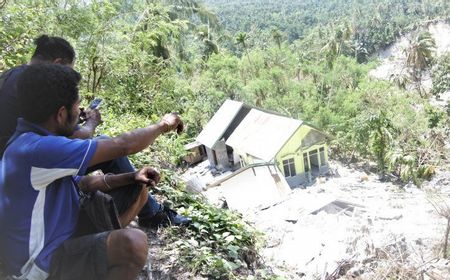 Warga Terkejut, Sumber Air Mendadak Muncul di Lokasi Longsor Kupang