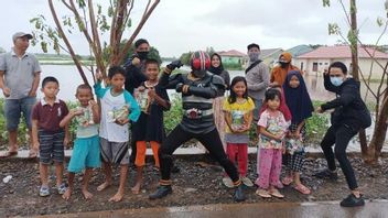 Génial! Le Cavalier De Kamen Réconforte Les Enfants Des Réfugiés Des Inondations Du Kalimantan Du Sud