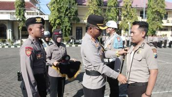 Des uniformes libérés, des membres de la police de Situbondo licenciés sans respect pour des drogues
