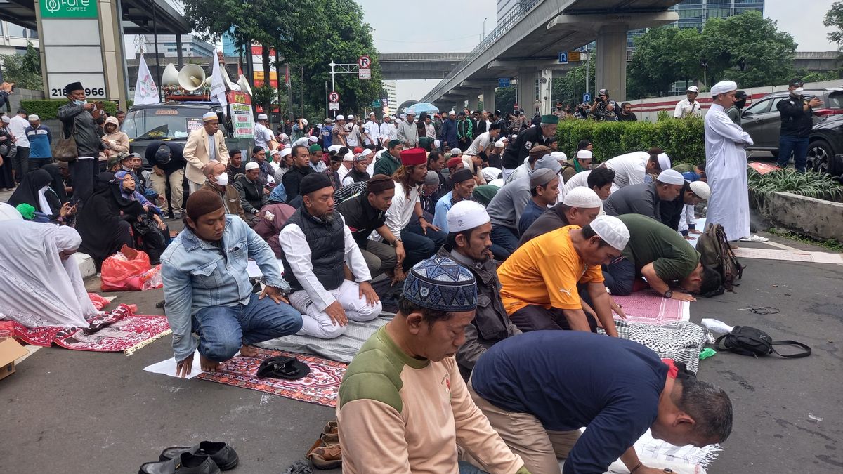 FPI Mass Holds Asr Prayer In Front Of The Indian Ambassador's Office
