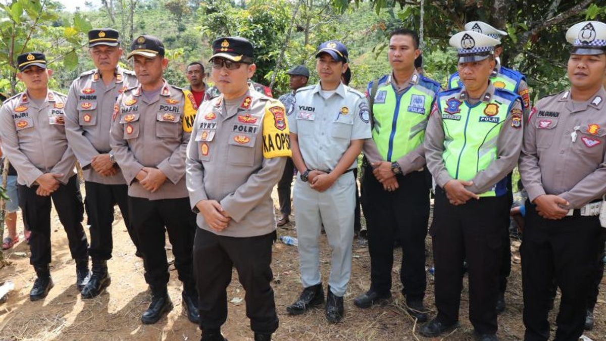Ranau Indah巴士进入Jalanintas Liwa Lampung Barat的Jurang,警方尚未确认事故原因