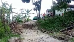Rumah Rusak Berat Nyaris Ambruk Akibat Tanah Bergerak, BPBD Cianjur Relokasi 7 Keluarga di Kampung Cikadondong