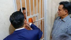    Menko Yusril Berdialog dengan Delpedro Marhaen di Rutan Polda Metro