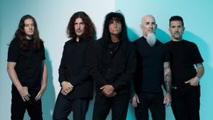 بعد عقد من الصيام ، أعلن Anthrax عن حضور الألبوم الثاني عشر Cursum Perficio