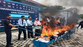 Customs And Excise Of Palangka Raya Clearing Ex Old Clothes, 15,232 Packing Illegal Cigarettes And 1,220 Miras Bottles