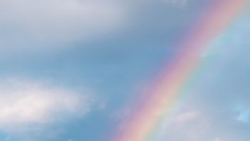 罕见的现象，在巴厘岛的天空中看到双彩虹