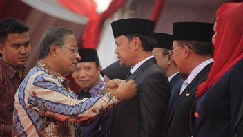 오늘은 Bima Arya, Gibran, Bobby가 Jokowi 대통령으로부터 Satyalancana를 수여받게 됩니다.