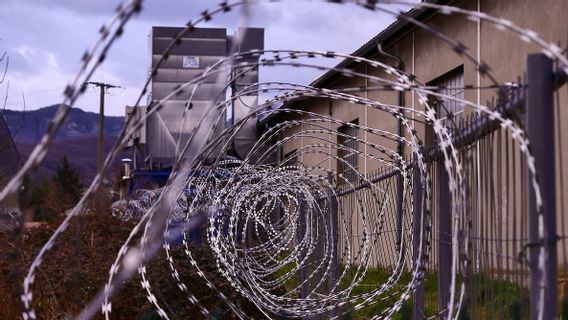 폭우로 인해 교도소가 파손된 후 수백 명의 수감자 탈출