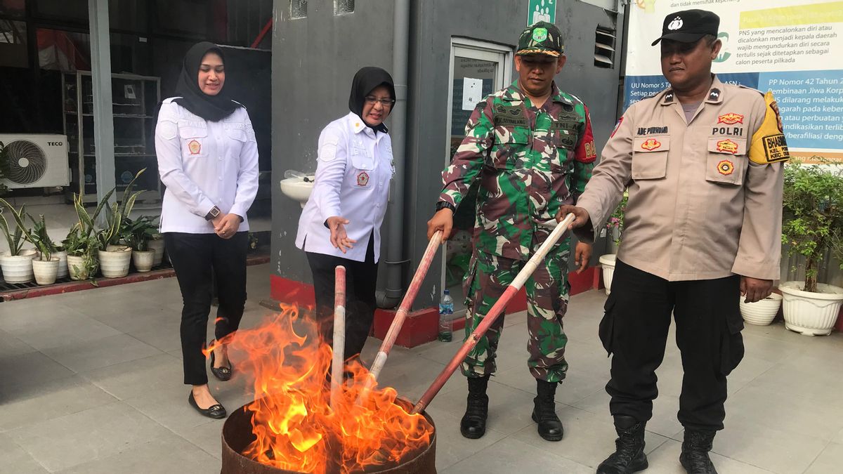 Des agents combattent des biens saisies de raids dans 4 blocs de Rutan de classe 1 de Pondok Bambu