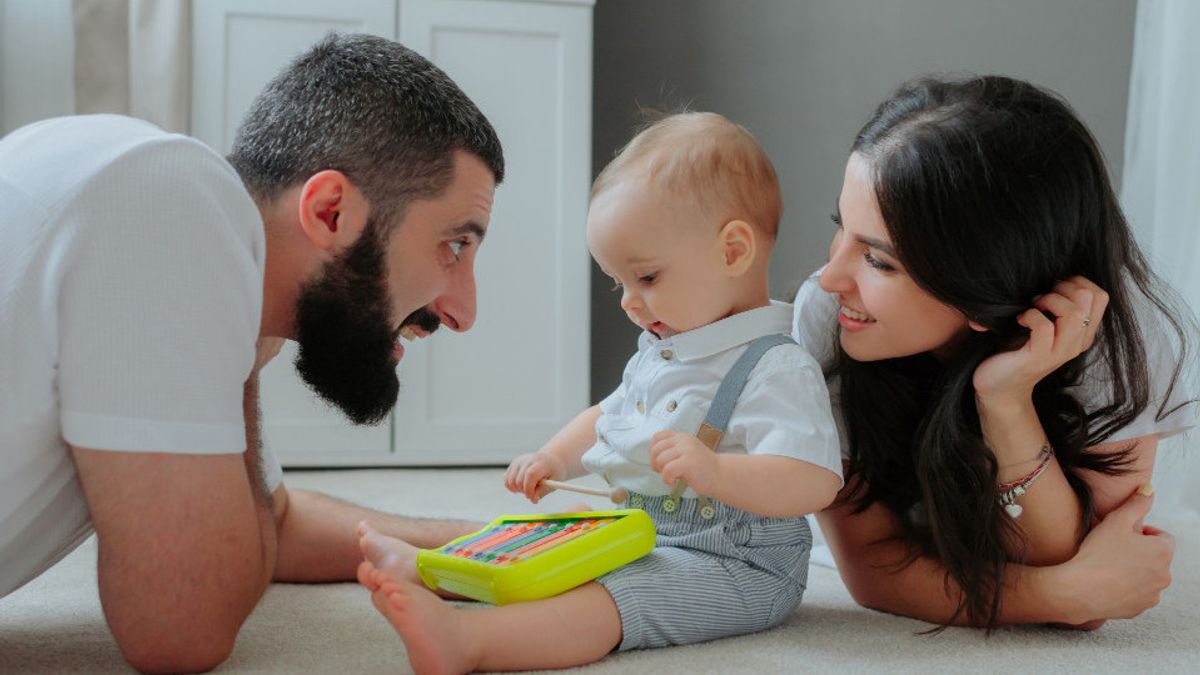 8ヶ月齢から始まるこのガイドは、子供に規律を教えるものです