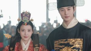 IU and Byeon Woo Seok Minta Maaf soal Kontroversi Drama 