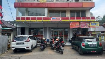 Tangsel警方在Alfamart Cisauk Tangerang调查了5名涉嫌巧克力和洗发水盗窃案的证人