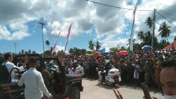 何百人ものワカトビの人々がジョコウィ大統領の到着を歓迎