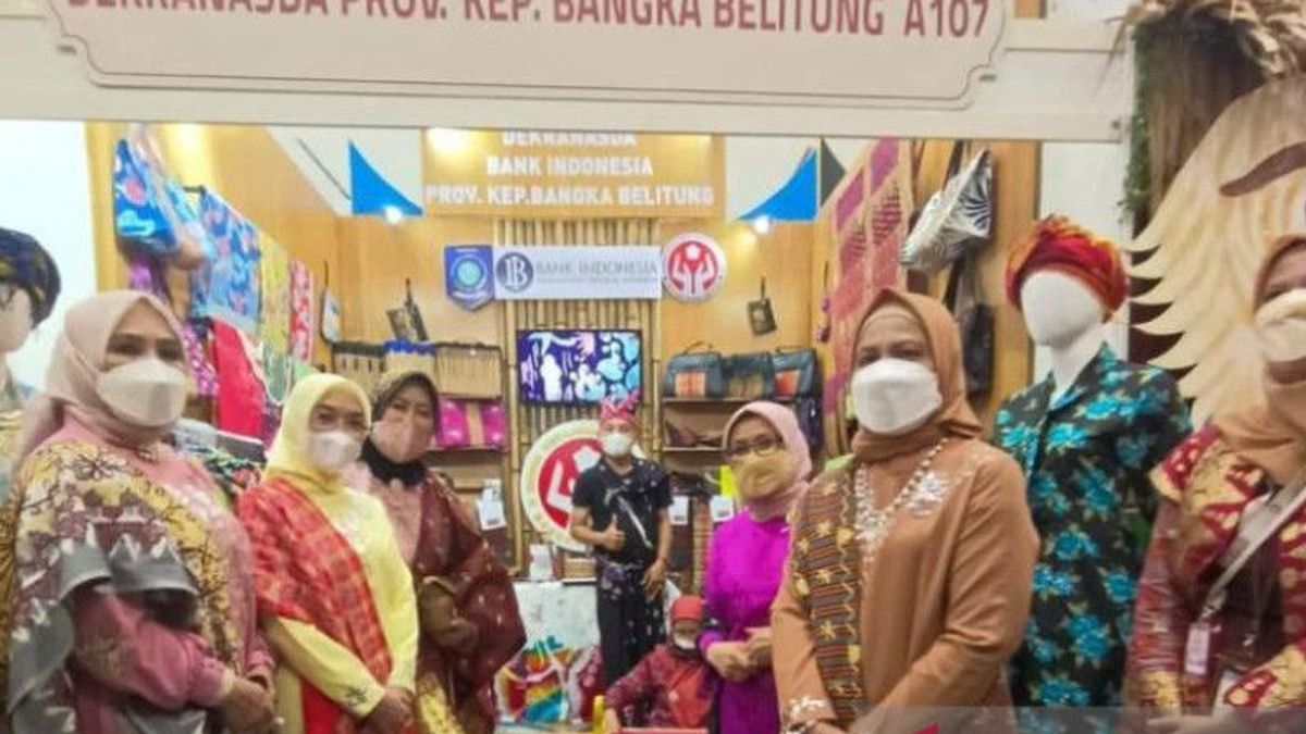 Puji Keindahan Tenun Cual Bangka Belitung, Iriana Joko Widodo Minta Pemda Jaga Regenerasi Penenun 