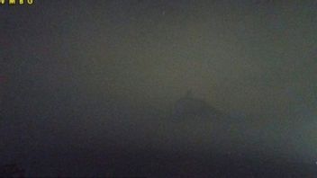 セメルー山は水曜日の夜に噴火し、警戒状態