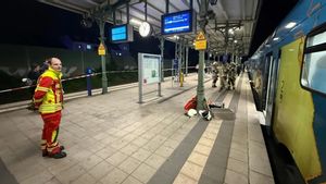 一名男子在寻找空调时被火车手柄困住,Damkar下手