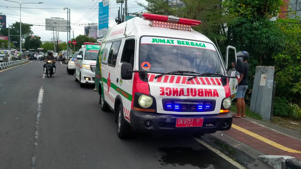   被救护车击中，在巴厘岛日落路上闯红灯，摩托车手在现场死亡