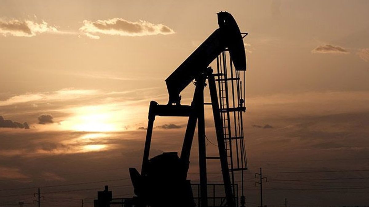 بسبب العقوبات الغربية المفروضة على روسيا، أسعار النفط تكسر 100.99 دولار للبرميل