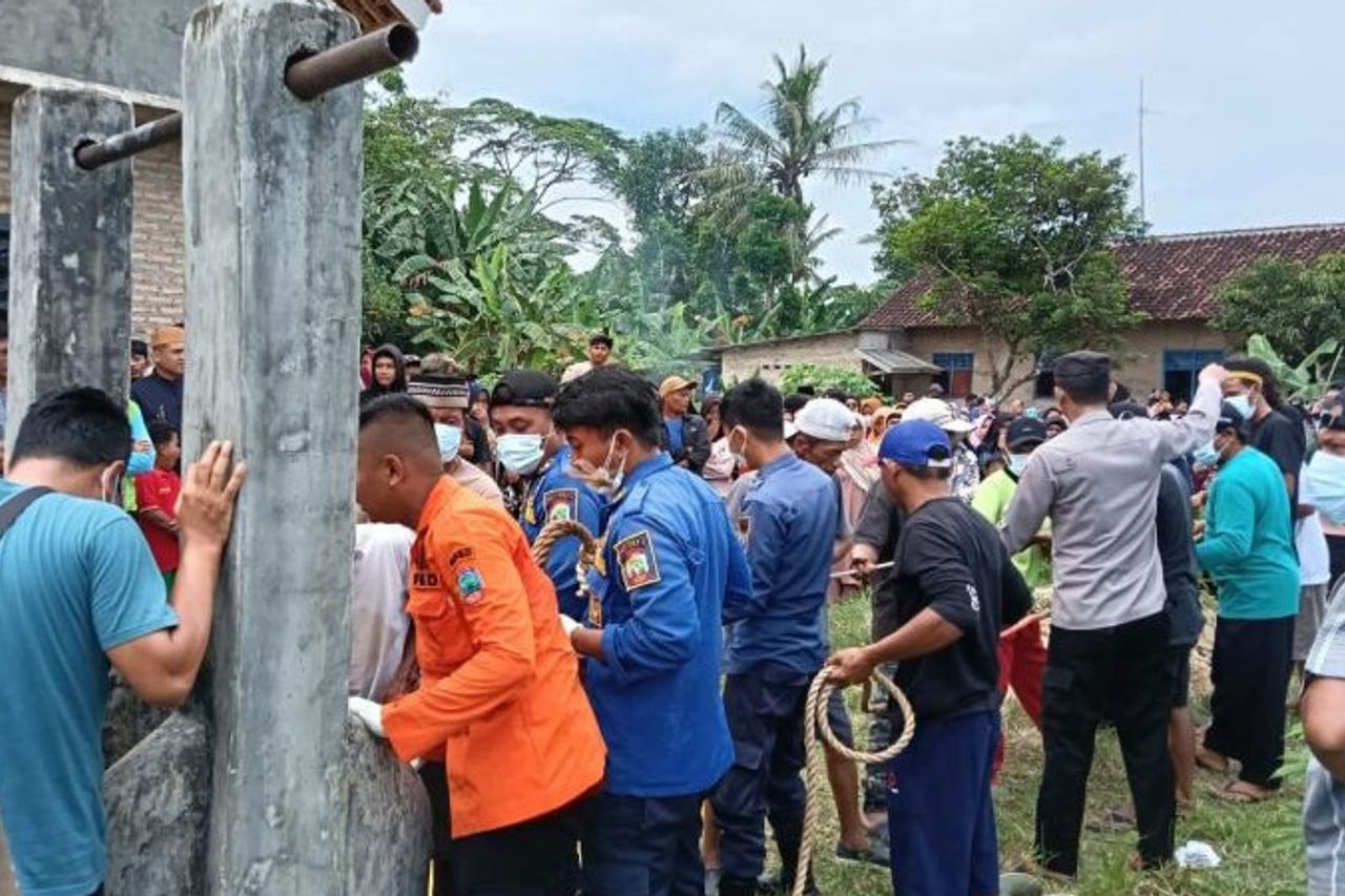 1 Hour Of Struggle, Milem's Body In A Small Well In South Lampung Was Successfully Evacuated By Officers