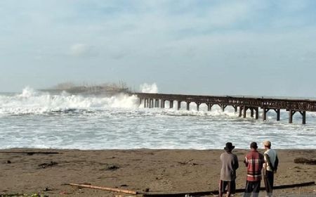 Tiga Nelayan Hilang dan Puluhan Orang Terjebak Akibat Ombak Terjang Dermaga Buniasih Sukabumi