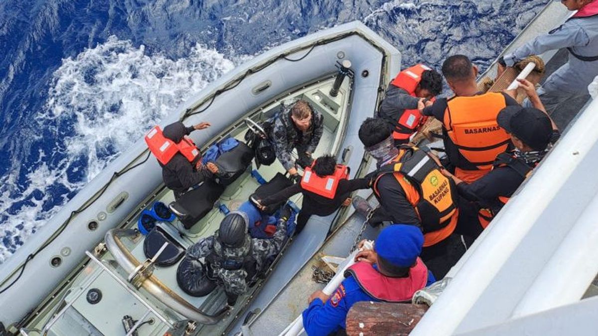 Kupang SAR Team Evacuated 12 Fishermen Drowning In Australian Waters