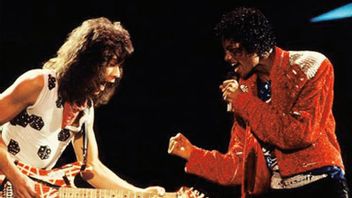 マイケル・ジャクソンとエディ・ヴァン・ヘイレンがビート・イットの曲を歌う中、1984年7月13日、今日の記憶の中で
