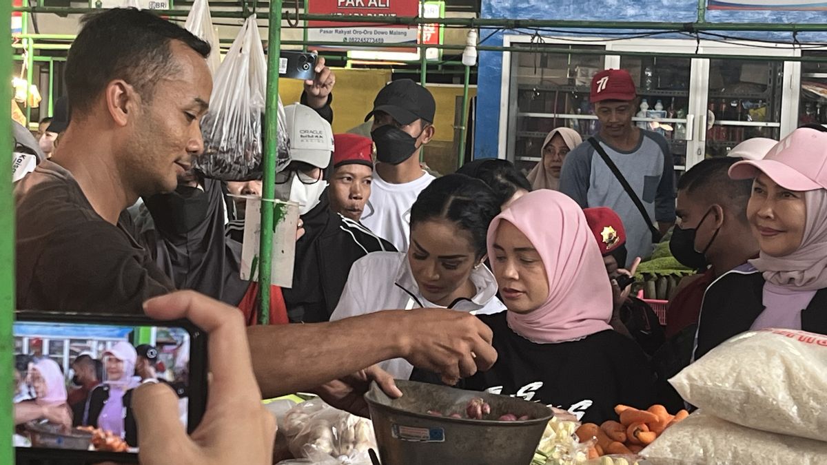 Atikoh Blusukan Check Prices Of Basic Needs In Malang, Traders Complain About Garlic Prices