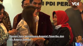 视频：看到Anggiat Pasaribu的真诚拥抱和亲吻Arteria Dahlan夫人