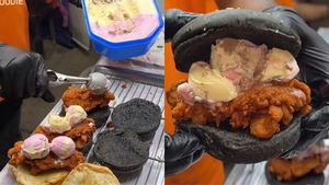 Viral Fried Chicken Burger Krispi Tak Lazim, Combined With Ice Cream Topping