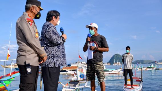 الهدف من الحد من الفقر ، الوزير Airlangga يسلم المساعدات النقدية الحكومية لصيادي لابوان باجو