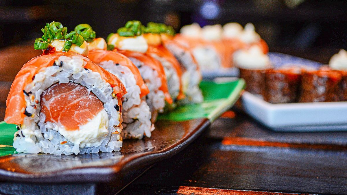 Cakes And Sushi Become Favorite Food Options During Weekend