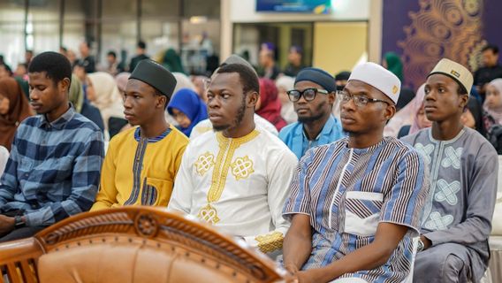 アフリカのブルキナファソの8人の学生が奨学金でUIKAボゴールで勉強