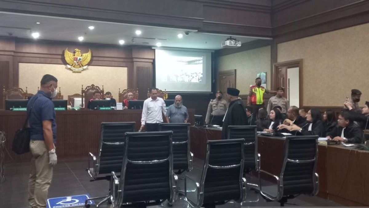 Lukas Enembe Protests The Prosecutor's Indictment Regarding Accepting A Bribe Of More Than IDR 45 Billion, Until Asked By Judges To Be Silent First